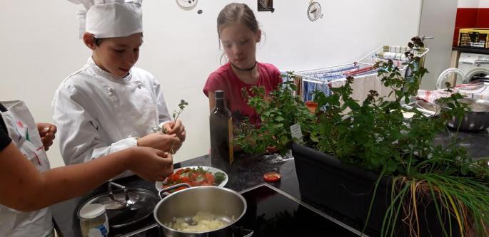 Würzen der Tomatensoße