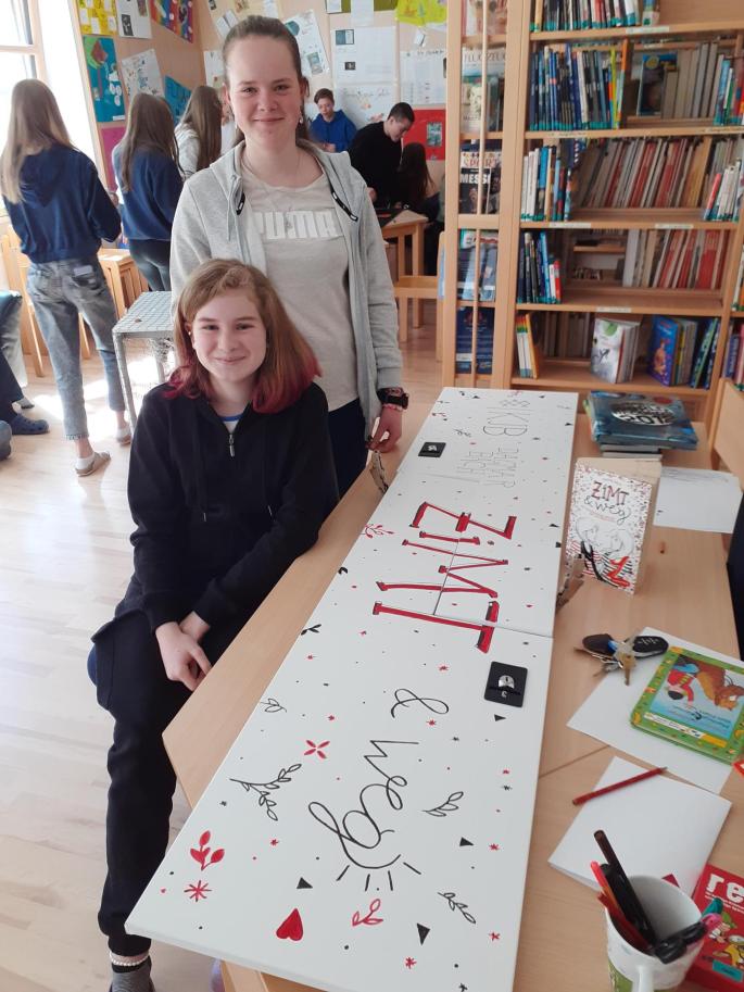 Anja und Carina mit ihrem fertigen Kunststück