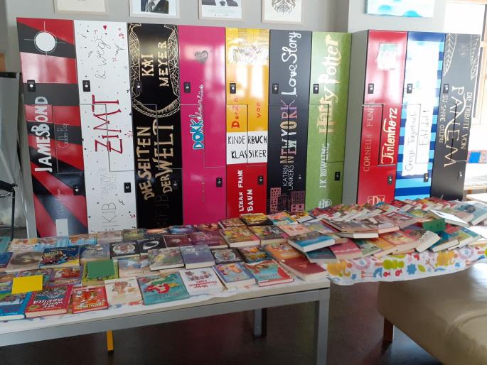Nun ist unser Bücherregal komplett!